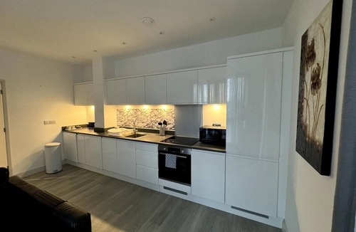 Bracknell Apartment | Cozy Bracknell Apartment with Modern Amenities