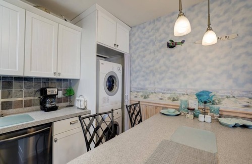 Village Green House | Cozy & bright 2 bedroom 1 bath in Cape May!