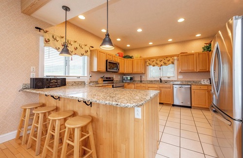 Waterfront Greens House | Cozy & Bright Family Fun w/Pool Table & Fireplaces