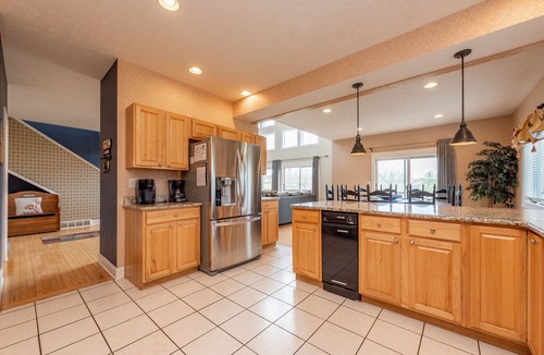 Waterfront Greens House | Cozy & Bright Family Fun w/Pool Table & Fireplaces