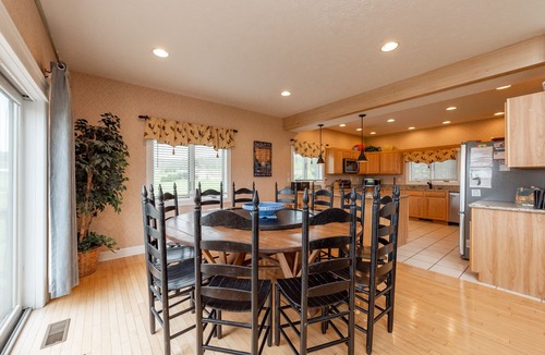 Waterfront Greens House | Cozy & Bright Family Fun w/Pool Table & Fireplaces