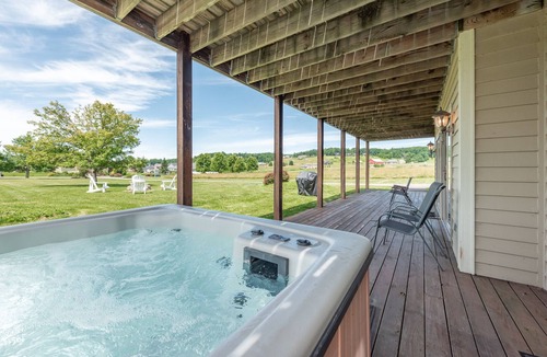 Waterfront Greens House | Cozy & Bright Family Fun w/Pool Table & Fireplaces