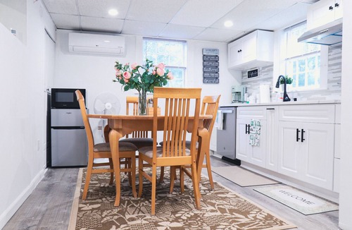 Westwood Apartment | Cozy & Bright Guest Unit