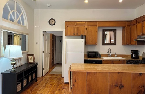 Peterborough Apartment | Cozy & Bright Guest Suite