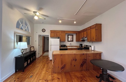 Peterborough Apartment | Cozy & Bright Guest Suite