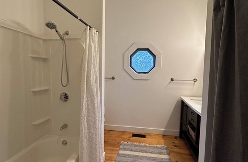 Peterborough Apartment | Cozy & Bright Guest Suite