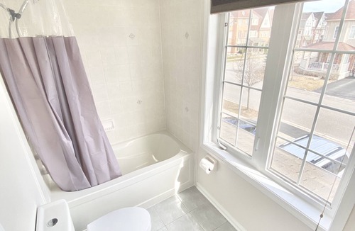 Milton House | Cozy Bright Home in Milton
