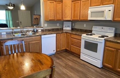 Broken Arrow House | Cozy Broken Arrow Home - Special Pricing for 30+ day stays!
