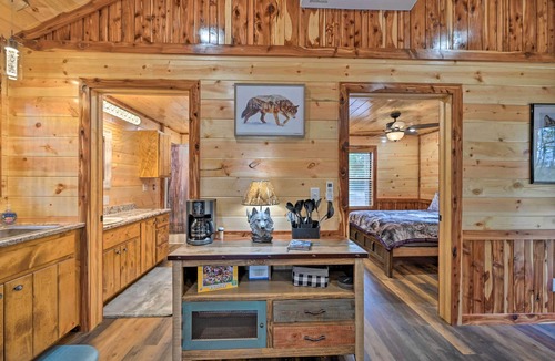 Broken Bow Cottage | Cozy Broken Bow Cabin, Walk to the Lukfata Creek!