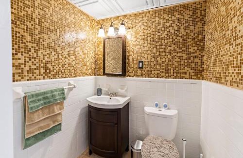 Loring Heights Apartment | Cozy Buckhead Suite - great area, free easy parking, near shops and restaurants