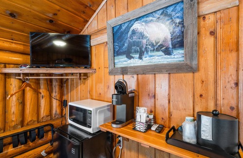 West Yellowstone Cabin | Cozy Bucking Moose, Moose Cabin with 2 Queens, just a minute from Yellowstone!
