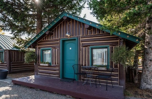 West Yellowstone Cabin | Cozy Bucking Moose, Moose Cabin with 2 Queens, just a minute from Yellowstone!