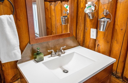 West Yellowstone Cabin | Cozy Bucking Moose, Moose Cabin with 2 Queens, just a minute from Yellowstone!