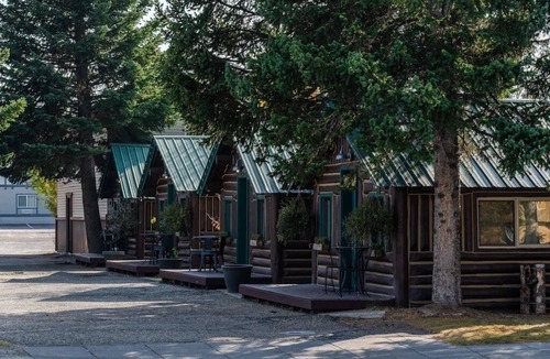 West Yellowstone Cabin | Cozy Bucking Moose Bear Cabin with 2 Queens, just a minute from Yellowstone!