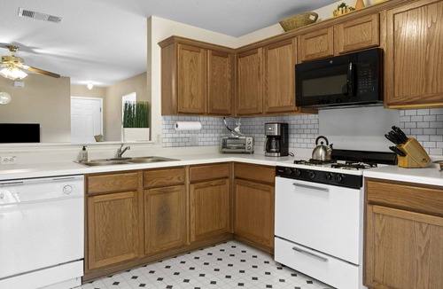Manor House | Cozy ♥ Budget/Dog Friendly◈ Manor ◈ Yard w/Firepit