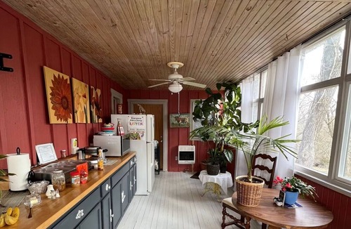 Eureka Springs Historic District Bed & Breakfast | Cozy, Budget-Friendly Eurekan Room in Historical B&B for Solo Travel-The Peddler