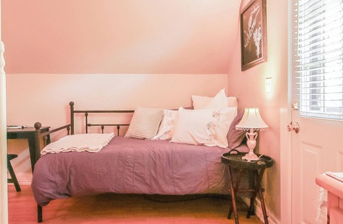 Eureka Springs Historic District Bed & Breakfast | Cozy, Budget-Friendly Eurekan Room in Historical B&B for Solo Travel-The Peddler