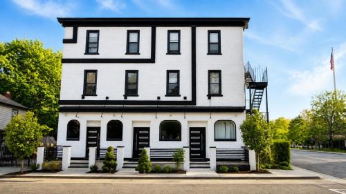 Wanaque Hostel | Cozy Budget Room by Wanaque Trails -NYC Access