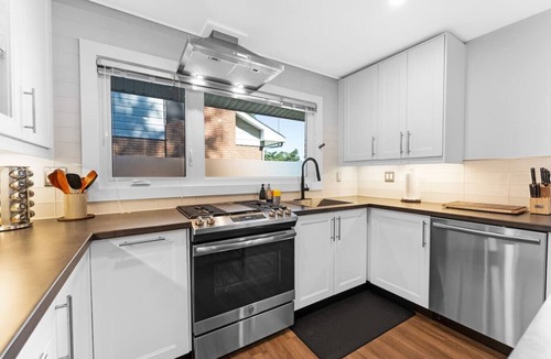 Industrial Park House | Cozy Bungalow - 5 mins. to The Ottawa Hospital!
