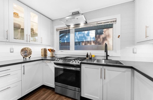 Industrial Park House | Cozy Bungalow - 5 mins. to The Ottawa Hospital!