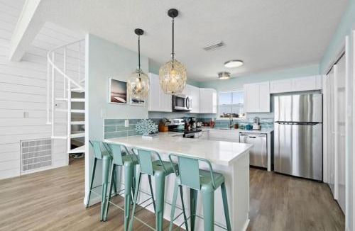 Isla Del Sol House | Cozy bungalow close to the beach with fire pit