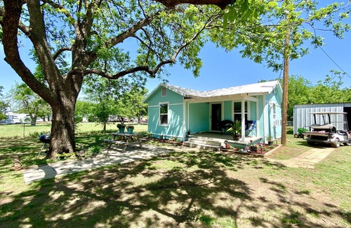 Graford House | Cozy Bungalow, close to the lake.