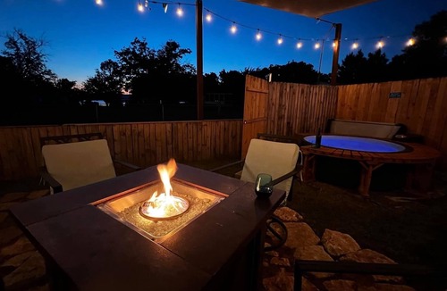 Graford House | Cozy Bungalow, close to the lake.