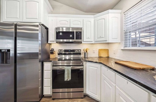 Fayetteville House | Cozy Bungalow-Hot tub-6 mi to UofA & DT-Sleeps 8
