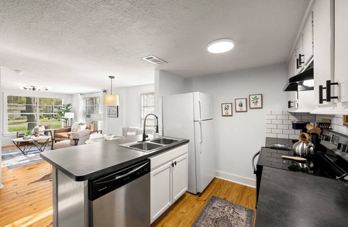 Tomball House | Cozy bungalow in charming Old Town Tomball