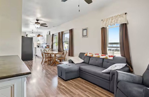 Akron House | Cozy bungalow in the center of town