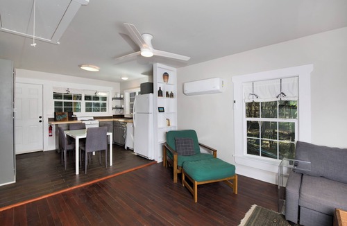 San Marcos House | Cozy bungalow in the woods, across from Texas State University!