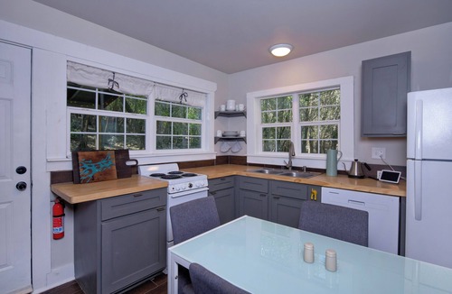 San Marcos House | Cozy bungalow in the woods, across from Texas State University!