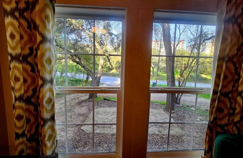 San Marcos House | Cozy bungalow in the woods, across from Texas State University!