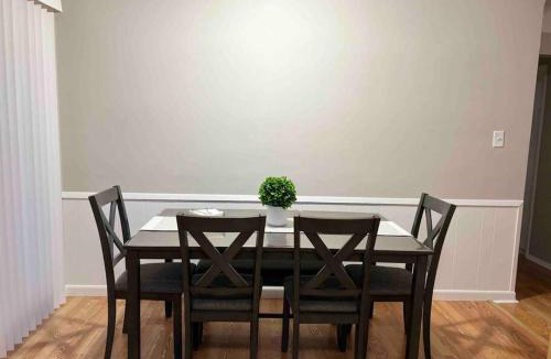 Madison Heights House | Cozy Bungalow in Madison Heights