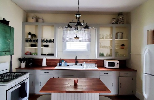 San Jacinto House | Cozy Bungalow located 2 blocks from the beach-