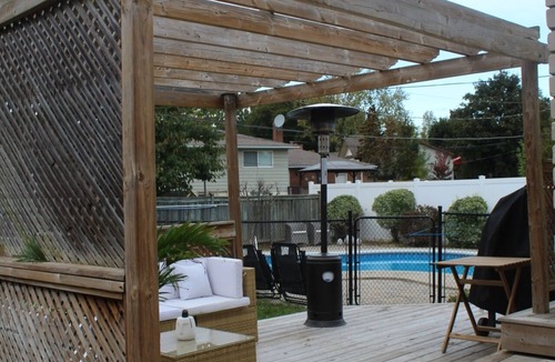 Burlington House | Cozy Bungalow with a Pool