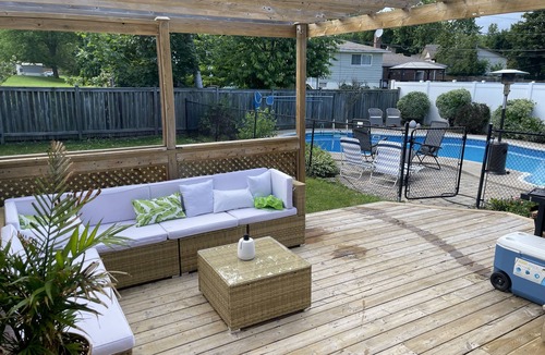 Burlington House | Cozy Bungalow with a Pool