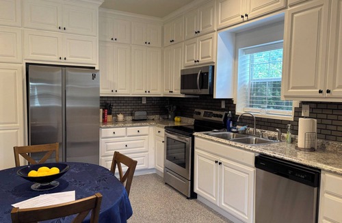 Burleson House | Cozy bungalow with full kitchen/pool in Burleson - Perfect for a cozy getaway