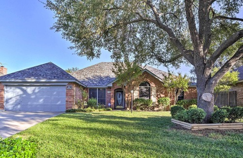 Burleson House | Cozy Burleson Retreat ~ 16 Mi to Fort Worth!