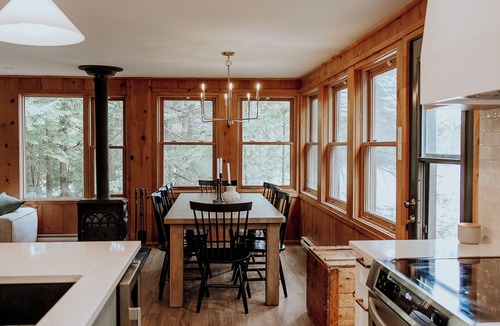 Saint-Etienne-De-Bolto Ski Chalet | Cozy chalet by a beautiful lake in Estrie!
