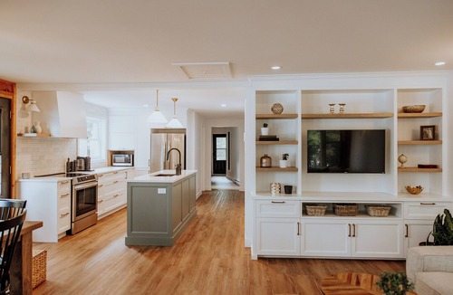 Saint-Etienne-De-Bolto Ski Chalet | Cozy chalet by a beautiful lake in Estrie!