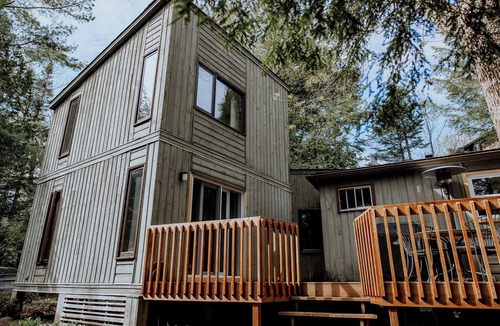 Saint-Etienne-De-Bolto Ski Chalet | Cozy chalet by a beautiful lake in Estrie!