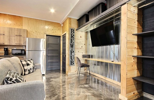 Saint Ferreol les Neiges Apartment | Cozy charming winter Studio for skiers Mt Ste-Anne @ 2 km and Le Massif @ 35km