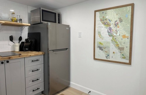 Cabbagetown Apartment | Cozy Cabbagetown Suite in historic Victorian neighbourhood