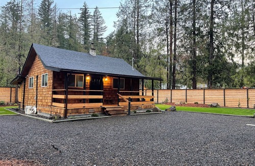 Marmot Cabin | Cozy cabin 1 mile to Sandy Ridge Bike Park, with RV hook up and EV charger.