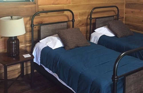 Tulsa Cabin | Cozy Cabin 11