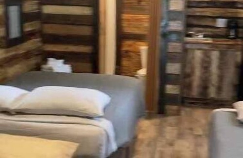 Bennett Springs Cabin | Cozy Cabin #2 located 1 mile from Bennett Spring state park