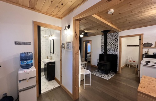 Miller Lake Cottage | Cozy Cabin 20m South of Tobermory-firepit, yard & gorgeous backyard spa