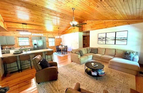 Stanton Cabin | Cozy Cabin 20min to RRG. Fire pit. HOT TUB. Welcome pets!