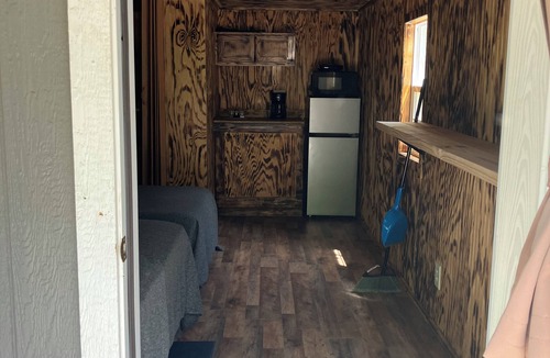 Bennett Springs Apartment | Cozy cabin #5 located 1 mile from Bennett Spring State Park